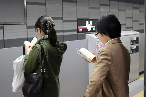 Người Nhật đọc sách mọi lúc mọi nơi